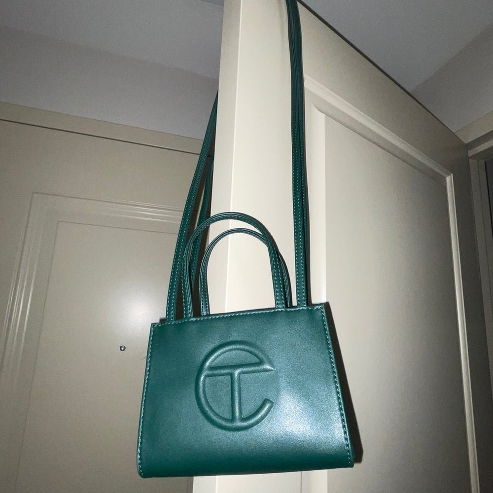 PERFECT condition! Comes with dust bag!plus bag.color is green.